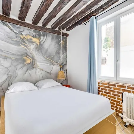 Chic With Patio - 2br 6p - Le Marais Apartment