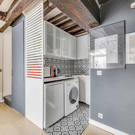 Apartment Chic With Patio - 2br 6p - Le Marais *