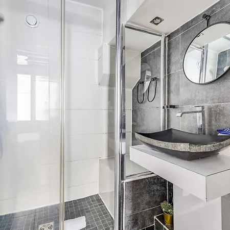 Chic With Patio - 2br 6p - Le Marais *