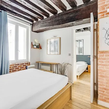 Chic With Patio - 2br 6p - Le Marais Apartment *
