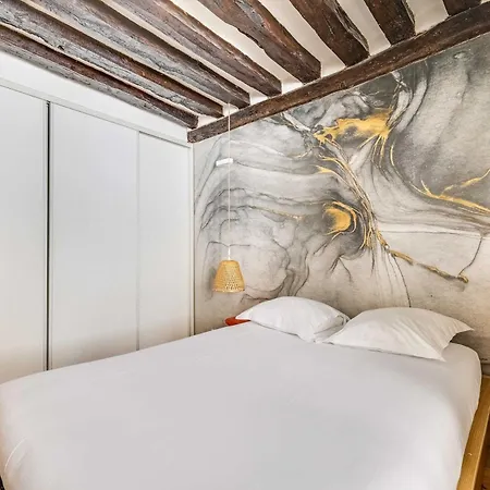 Chic With Patio - 2br 6p - Le Marais Apartment
